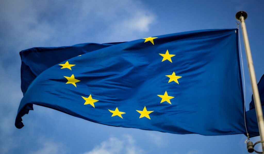 EU-Flagge vor dem Europäischen Parlament