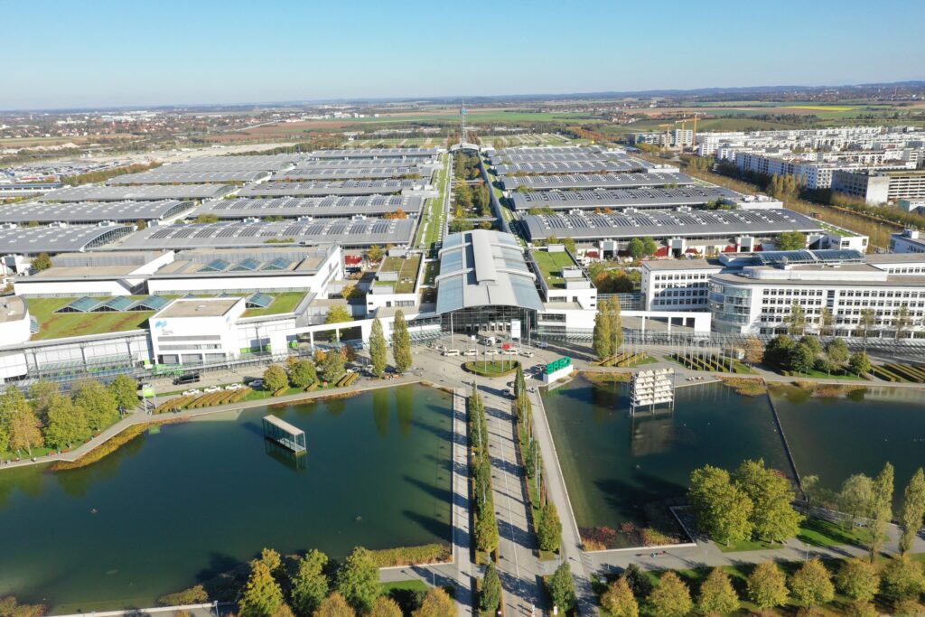 Firmengelände mit Hallen und See von oben