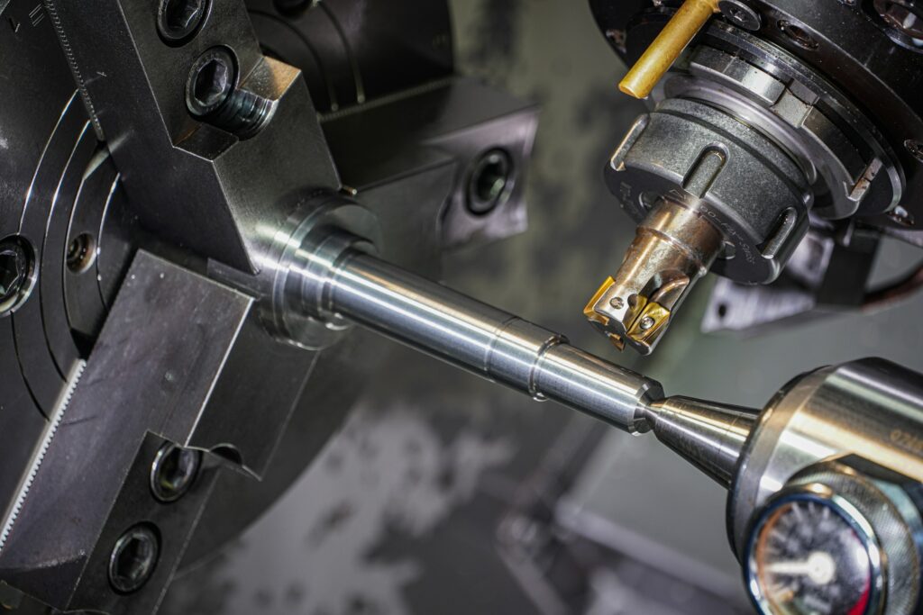 Welle im Dreibackenfutter einer CNC-Drehmaschine, Fräser im Eingriff
